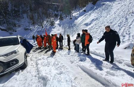 海拔4400米雪山上，16人遇险，救援队伍徒步3小时紧急施救